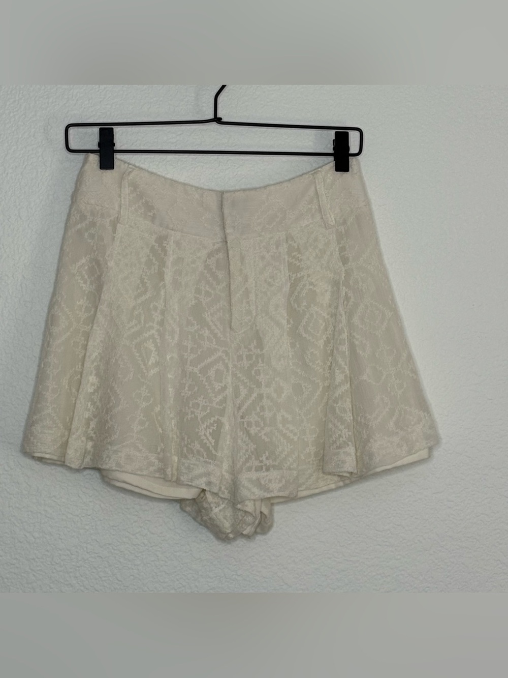 Alice + Olivia Pleated Embroidered‎ Shorts Cream Sz 4 Bohemian Cottagecore - Picture 1 of 8